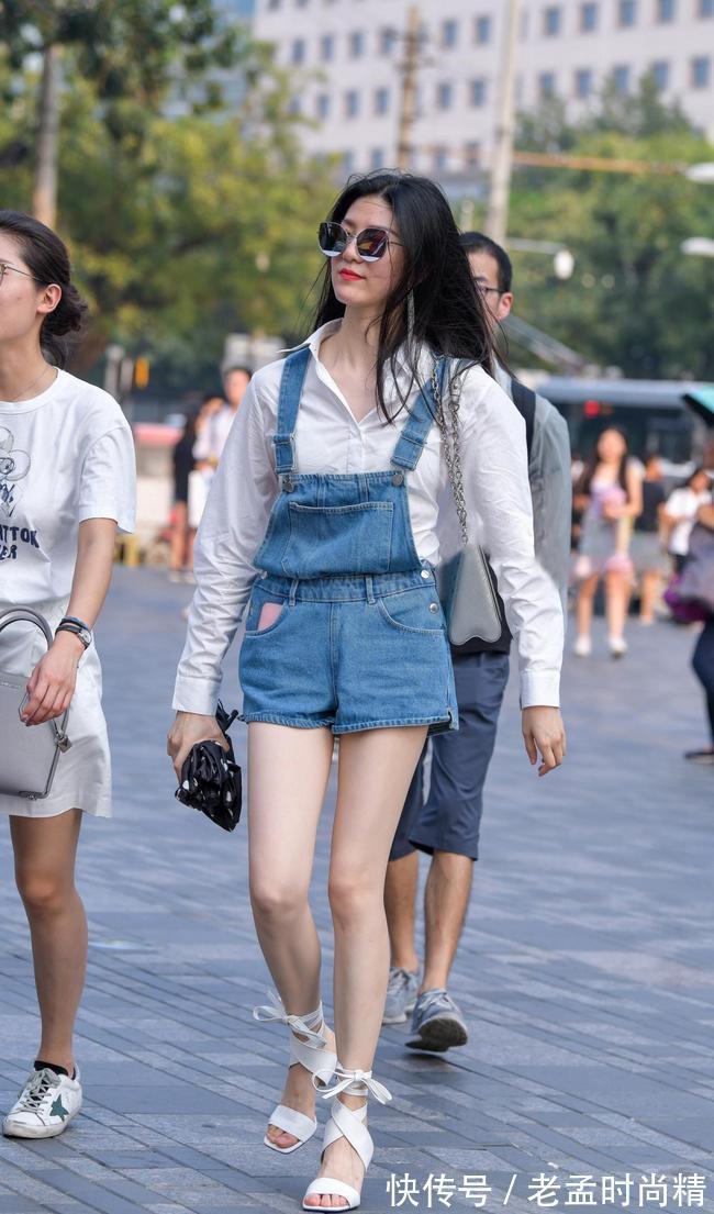 高跟 小姐姐着白衬衫加牛仔短裤,搭配绑腿高跟凉鞋,青春又显身材