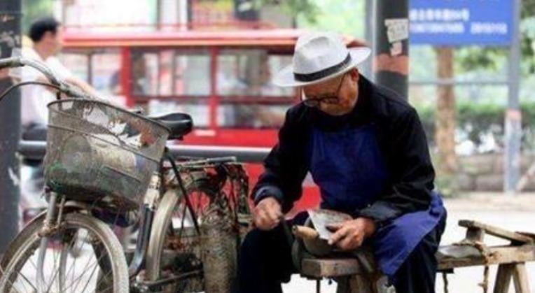 外地人&30年前,那些卖刀不收钱、留下预言的“赊刀人”,到底什么来头