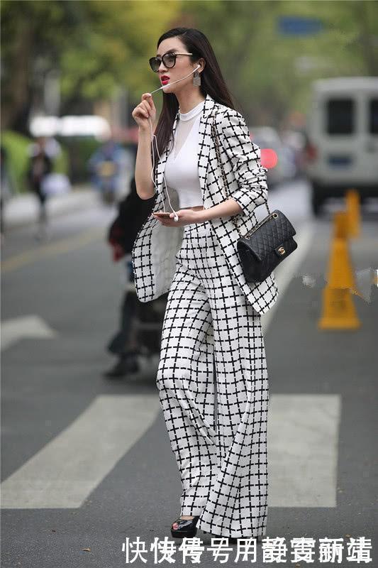 小姐姐格子西服套装,内搭一件肚脐装,很显女人味
