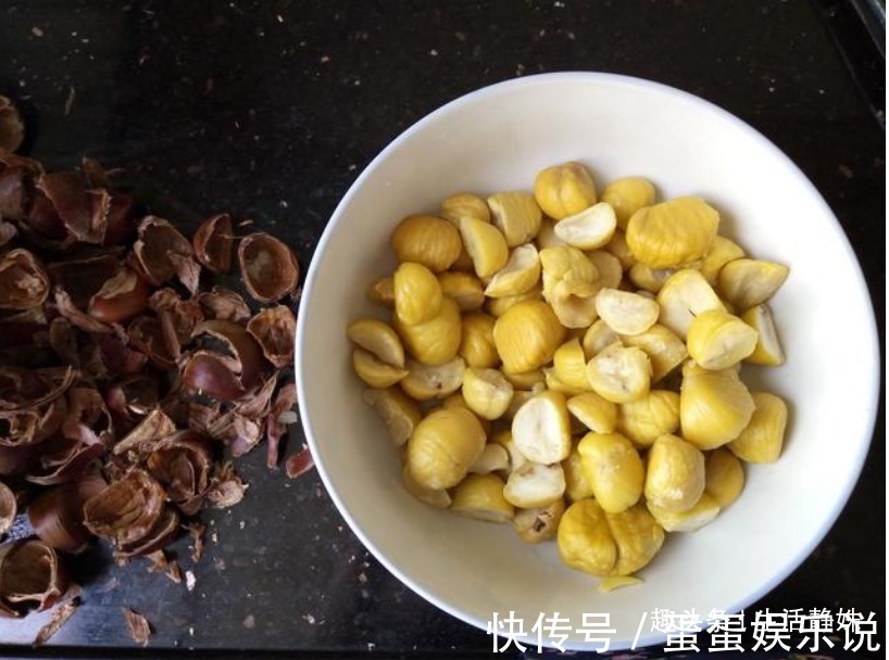 板栗好吃皮难剥教你一捏壳就脱落的诀窍，一分钟能剥一大盘！