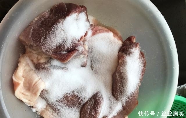 腊肉|腌腊肉时,一斤肉放多少盐合适?教你秘制做法,腊肉晒好醇厚甘香