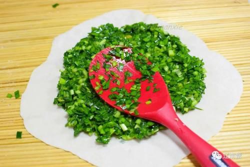 做韭菜盒子，鸡蛋千万别炒，这样做好鲜啊