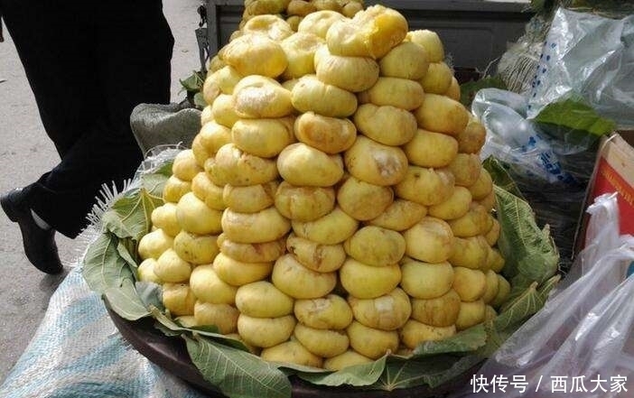 种水果|路边“烂掉”的水果10元3个,越烂越受欢迎,不烂的反而没人要