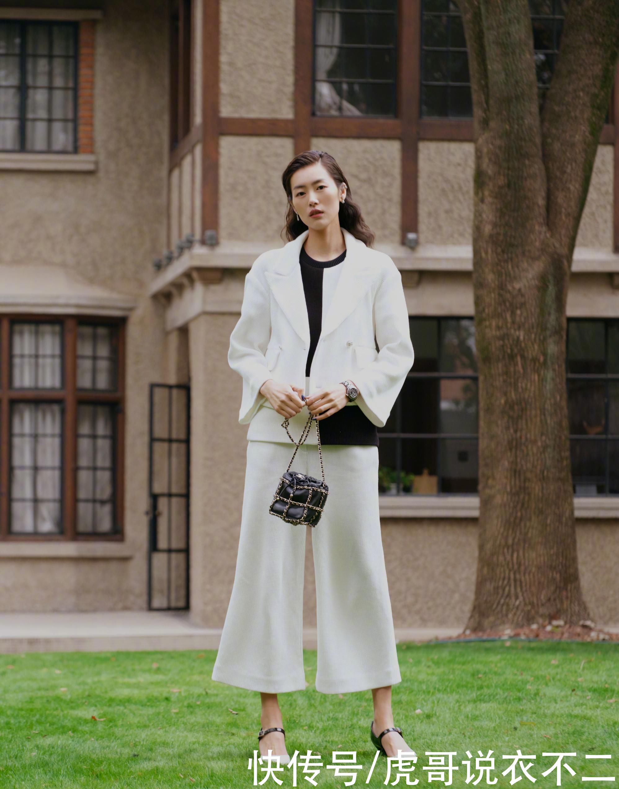 超模刘雯身材条件“太优越”，身穿基础款黑色西装，气场好强大