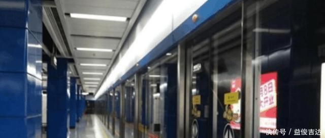 报警|男童睡在妈妈脚下,妈妈却悠闲玩手机,看到孩子手,乘客果断报警