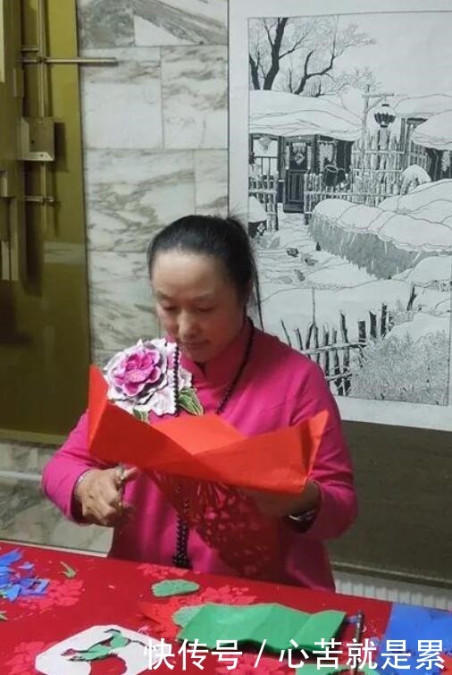 中国剪纸第|东北农妇自学成为艺术家,剪纸比油画还逼真,遭人怀疑20年!
