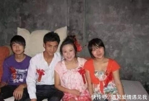 奇闻:农村“穷酸”婚礼,新娘穿睡衣结婚,网友:嫁给了爱情