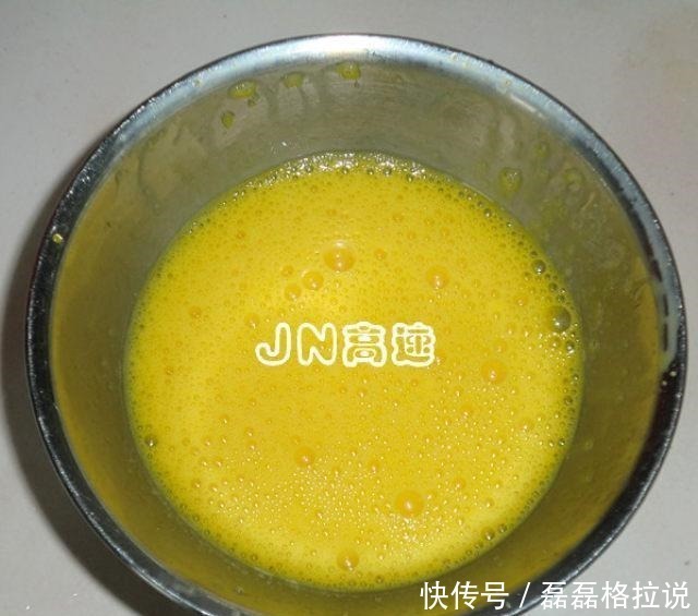 草莓蛋挞,很香很嫩的蛋挞,搭配一带草莓口感更清新