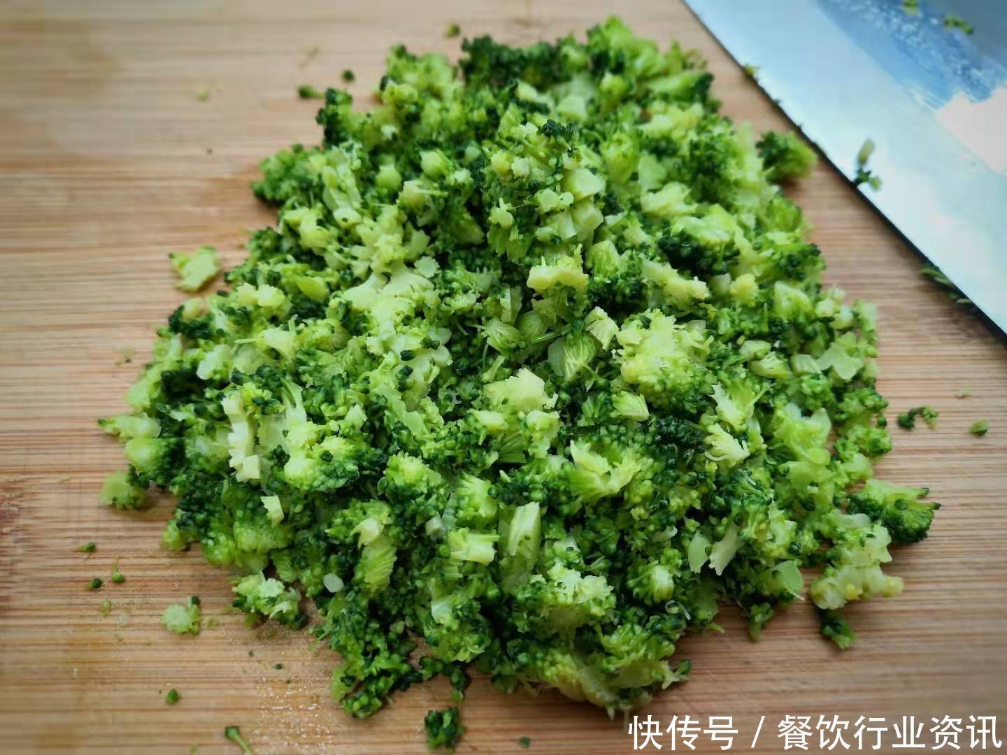 蓝花|“西蓝花鸡蛋羹”,每天早上都得做,10分钟出锅