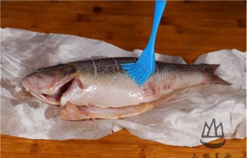 清蒸鲈鱼，有人放生抽和有人放蒸鱼豉油，都不对！这才是正确做法