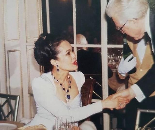 诗妮娜|诗妮娜受诗丽吉宠爱，把年轻时的首饰赠与她，苏提达的首饰露寒酸