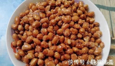 炸花生米,先放油就错了!大厨教你正确做法,香脆美味,不回潮
