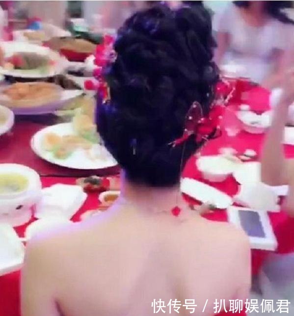  新娘|奇闻：新娘晒“结婚照”走红，正脸让人惊艳，桌子上的盘子有亮点