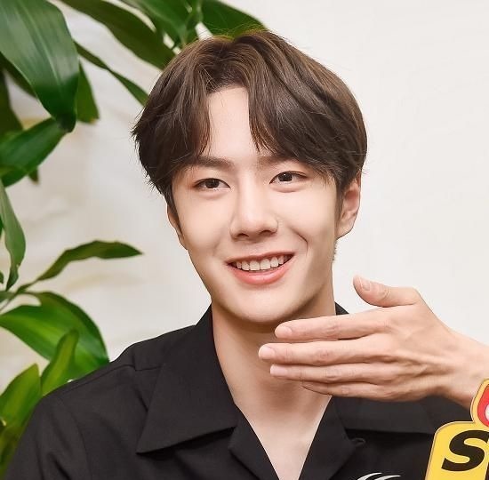 王一博以为没镜头,玩偶套头上就算了,再看他手上:本性藏不住了