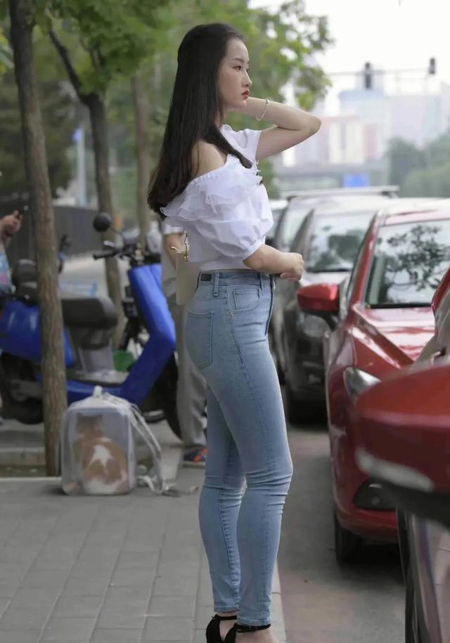 花苞头 一字领高腰上衣搭配长牛仔裤,时尚又有气质,你喜欢吗?