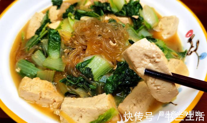 秋天|秋天，宁可不吃肉，此碱性蔬菜要多吃，钙含量极高，炖豆腐超级香