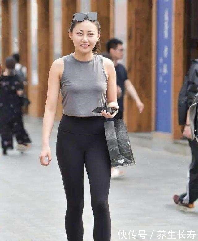 婚纱 灰色无袖上衣搭配黑色打底裤,颜色淡雅,有点儿小成熟的感觉!