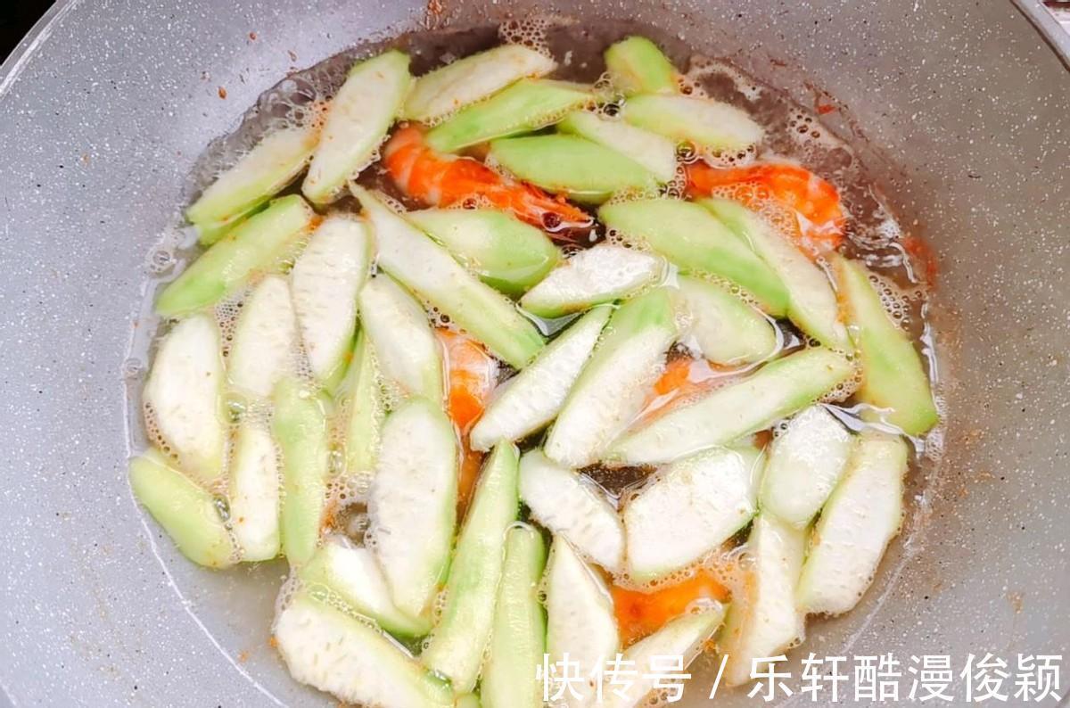 中秋|中秋将至,用应季蔬菜做一道鲜虾丝瓜汤,喝一口就能鲜到神清气爽