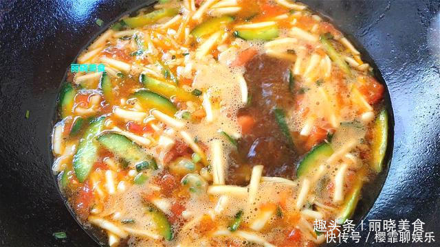 白玉菇|黄瓜别凉拌了,加一块鸡脯肉,简单一炖,汤鲜肉嫩,全家都抢着吃