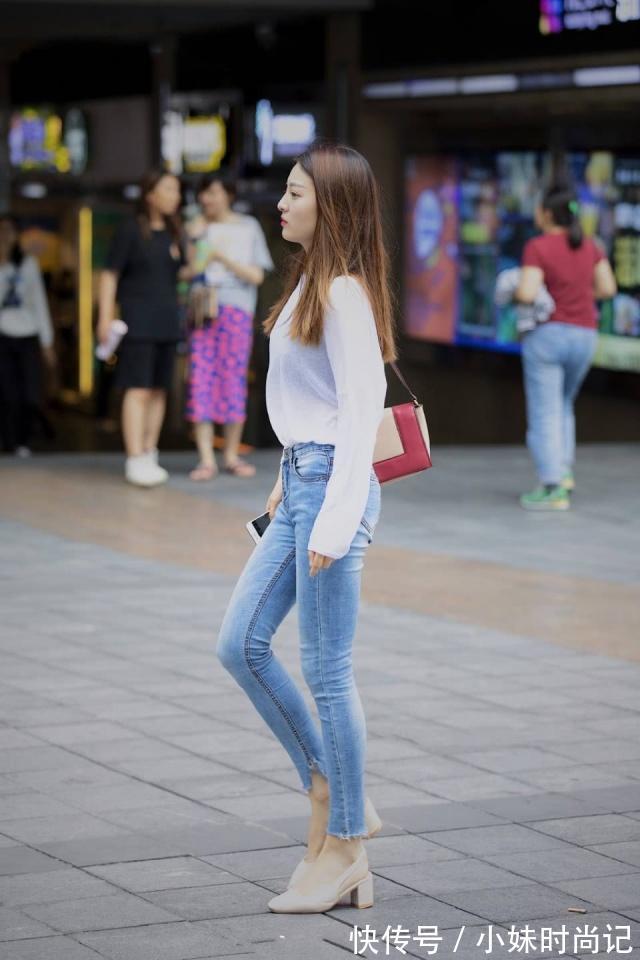 小姐姐|街拍:美女梳一个丸子头,牛仔半裙外搭休闲西装,青春时尚的魅力