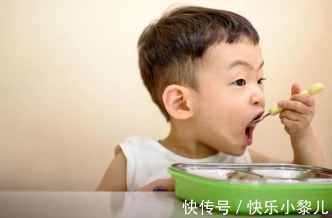 喂奶|宝宝到了吃辅食的年龄后,早上起床先喂奶还是先喂饭?家长别弄错