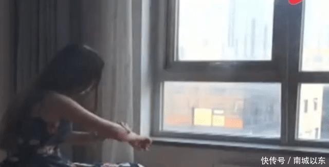 美女做激光脱毛,过程中闻到一股焦味,两天后一看手臂,女孩懵了