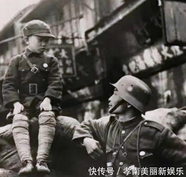 民国|一组民国老照片：向鬼子献媚的妙龄女子，在大街上抓获的女间谍