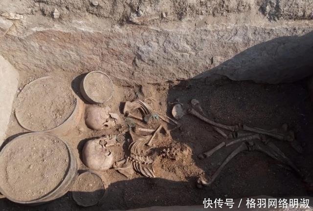 中亚|中亚出土古墓,考古学家感叹:这才是爱情,他们拥抱4000年