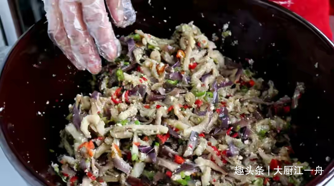 腌茄子的季节到了，一次腌制20斤，开胃又下饭，吃一年不怕坏