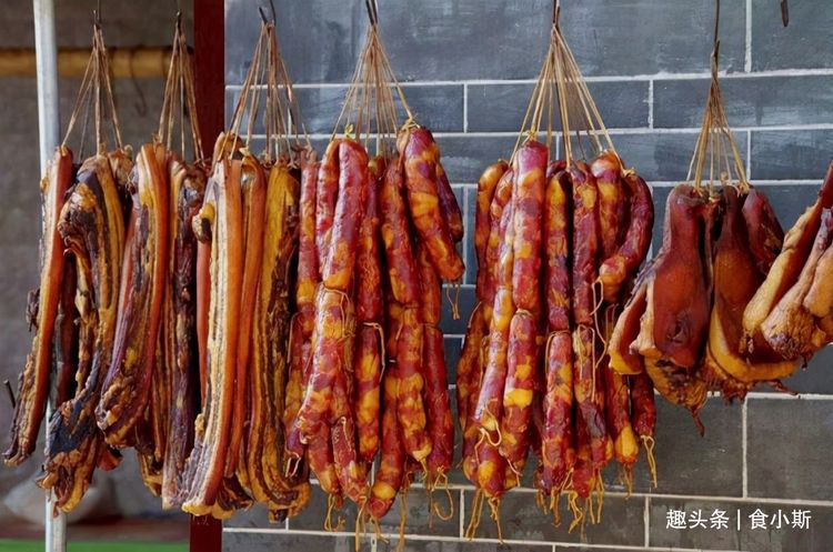 腌腊肉时，10斤猪肉放多少盐？记住5大技巧，口感鲜香，不霉不坏