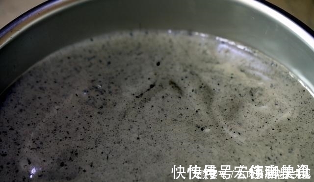 冬天，女人要多吃黑芝麻，简单一蒸暄软香甜，我隔两天就要吃一次