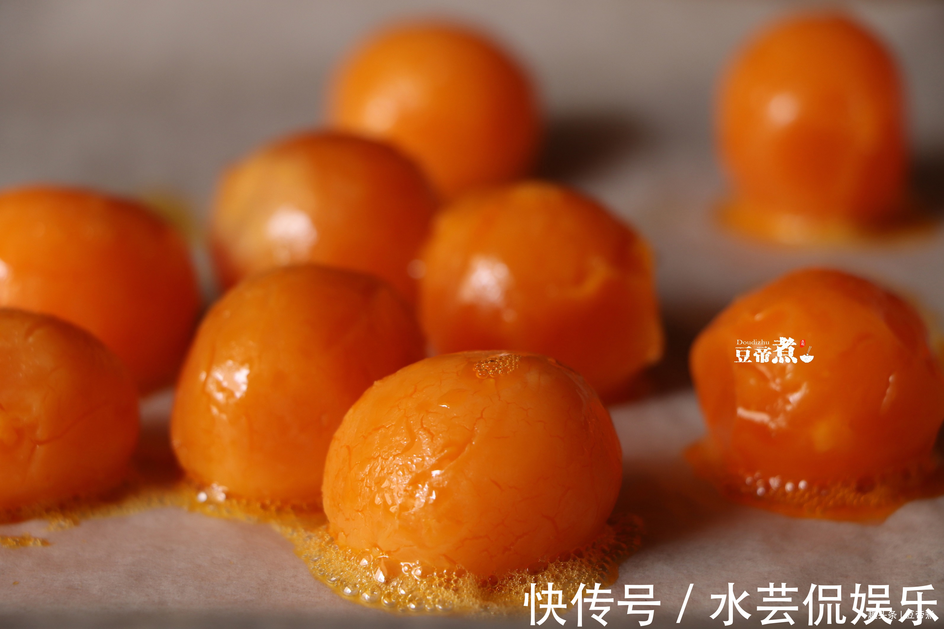 低筋面粉|一斤多重的月饼有六个蛋黄,没等回油,就被抢走吃掉,有那么馋吗