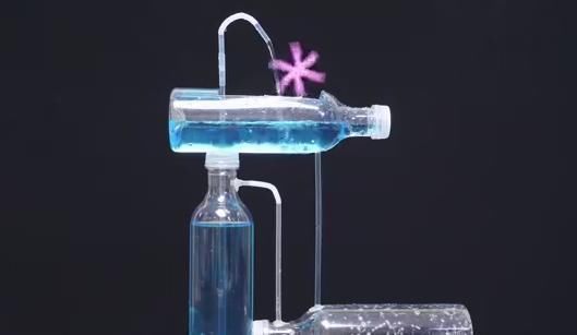 圆孔|塑料瓶变废为宝小妙招,做成一个“无限循环小水车”,有趣又好玩