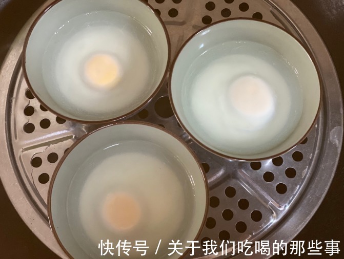 如何煮出完美荷包蛋？分享3种做法，个个圆润光滑，不散花不起沫