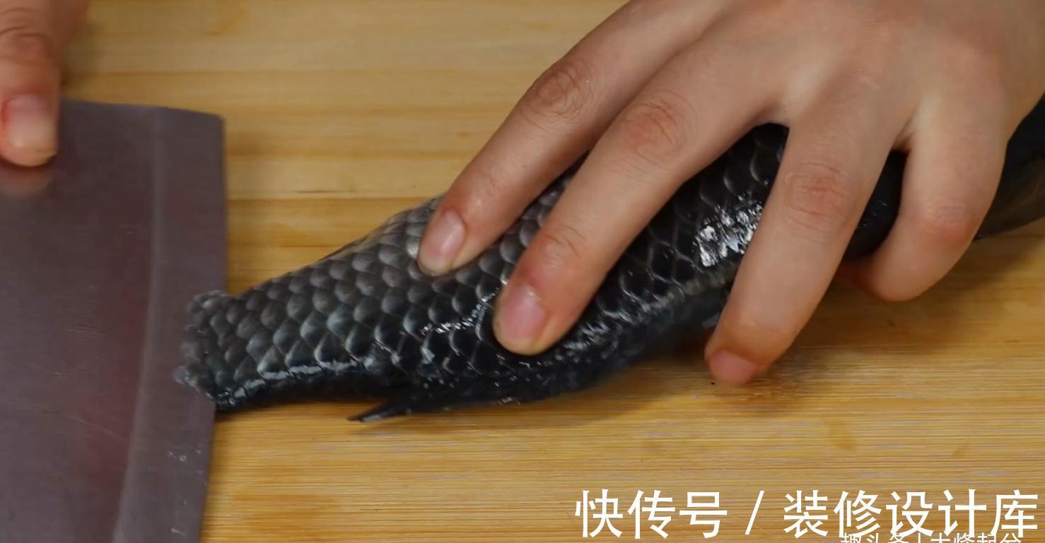 今天才知道,刮鱼鳞要加一个塑料袋,不飞溅不脏手,又快又干净