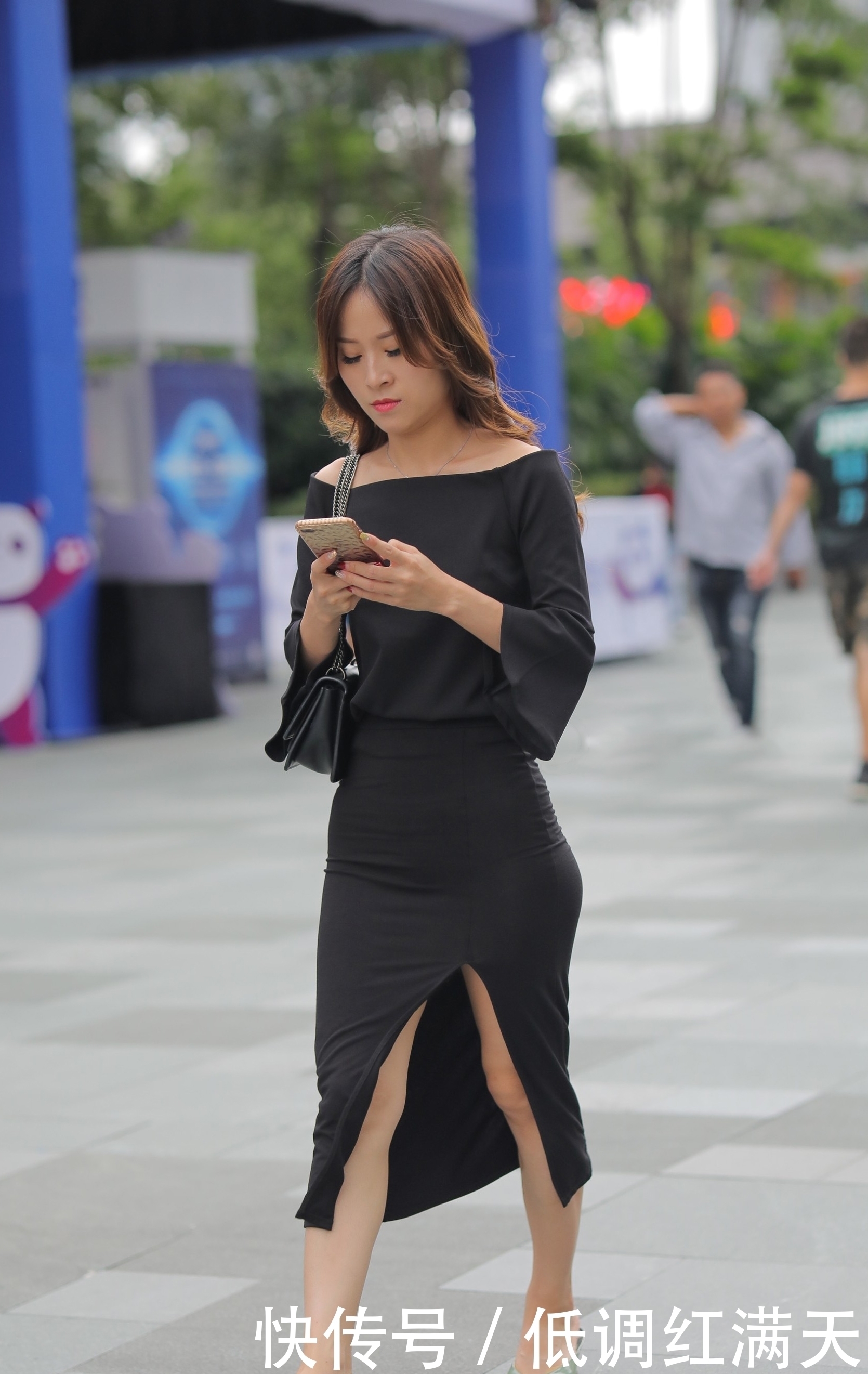 美女穿黑色半身裙,搭配穆勒鞋,穿出“好马配好鞍”的时尚效果