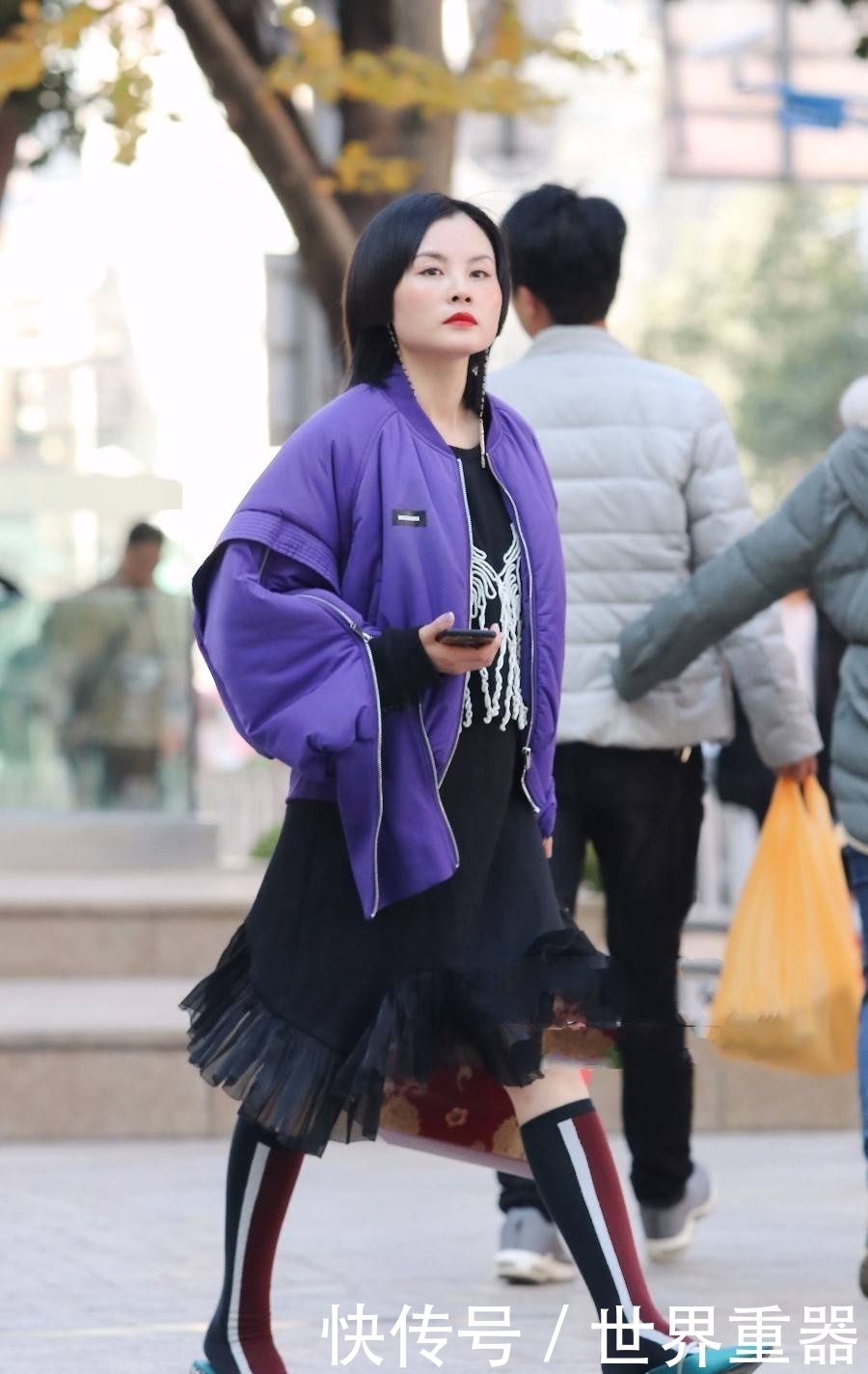 街拍:小姐姐休闲裤非常的光滑,给人一种十分高贵的感觉!