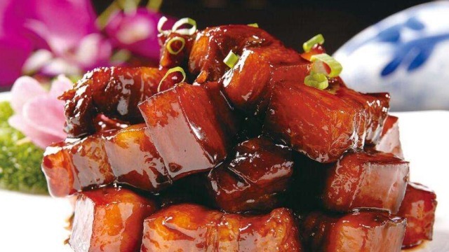 制作红烧肉，别再焯水了，用这种方法，红烧肉红润透亮，肥而不腻！