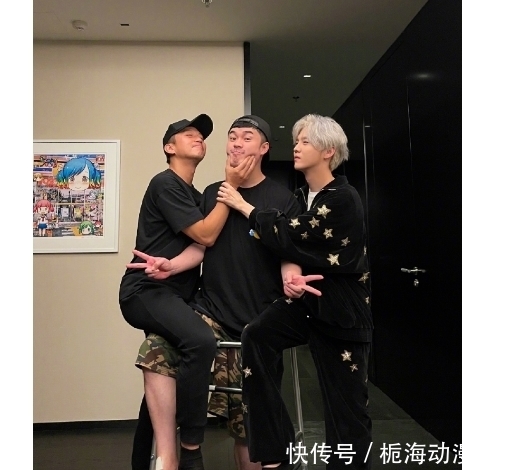 邓超 邓超和鹿晗看望做完手术的陈赫,表示他的脚太丑,三人的合影亮了