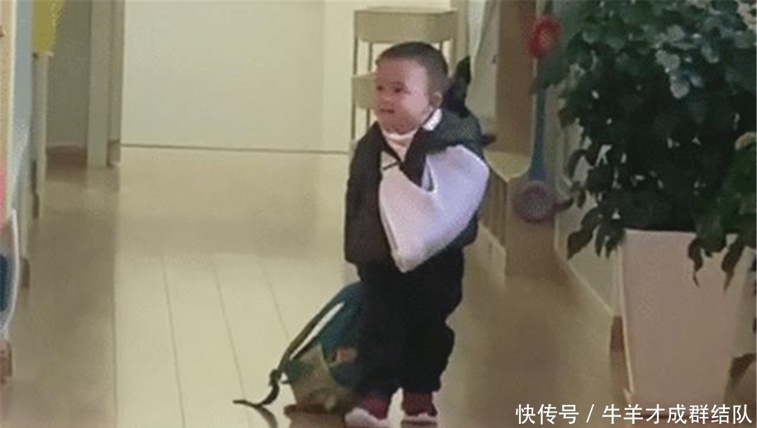 一手|宝宝“带伤”上幼儿园走红,一手打石膏一手拎书包,网友:太霸气