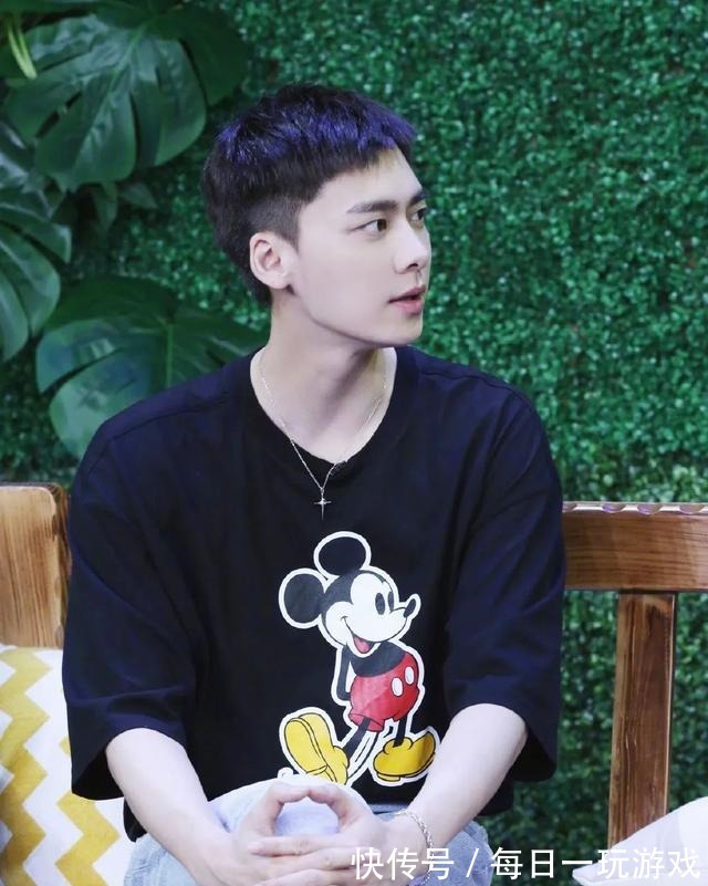 背头 2021发型怎么选这3种经典不过时,省心又好看,明星都会剪!