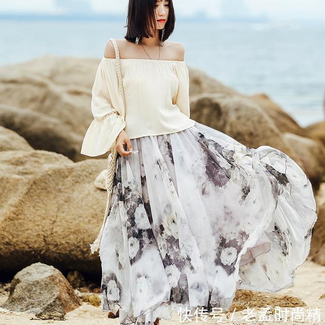 女人味 轻盈飘逸的雪纺,搭配印花而成的长款半身裙,浓浓的尽是女人味