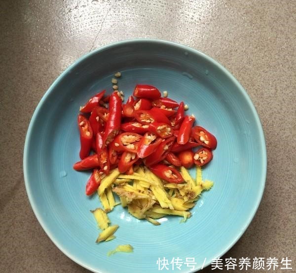 它是“菜中灵芝”，人们都说“餐前饭后吃6个，郎中不打门前过”！