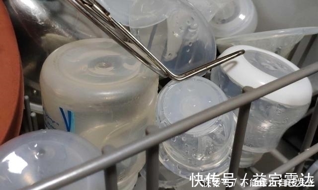 萱爸|“脚扶奶瓶”的喝奶宝宝火了，开发奇葩吃奶姿势，网友骨骼清奇