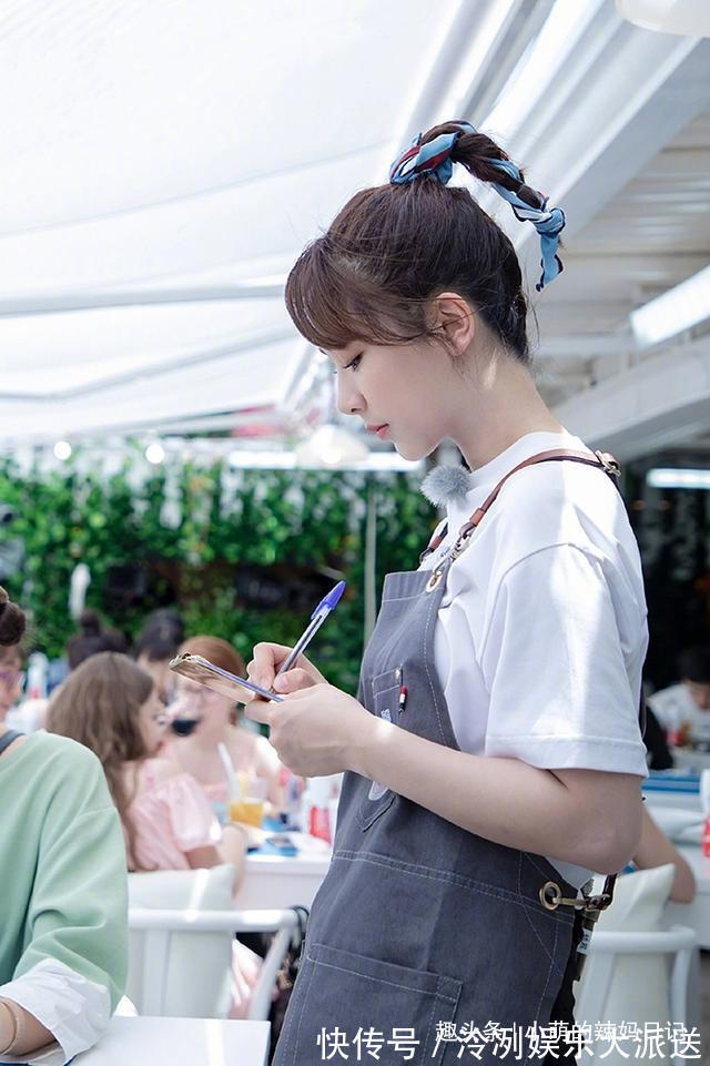 丸子头 女人别再披头散发了,很显老!今年流行这5种发型,减龄显脸小