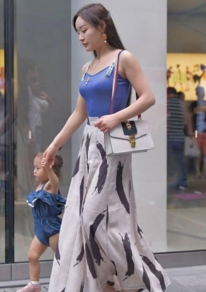 街拍:气质优雅的辣妈,一条迷人的长裙,尽显成熟女人味!