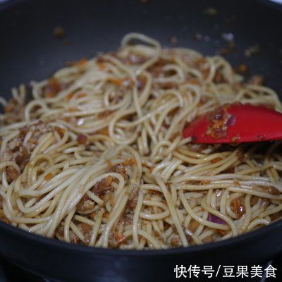 胡萝卜丁|#一勺葱伴侣，成就招牌美味#肉酱意面