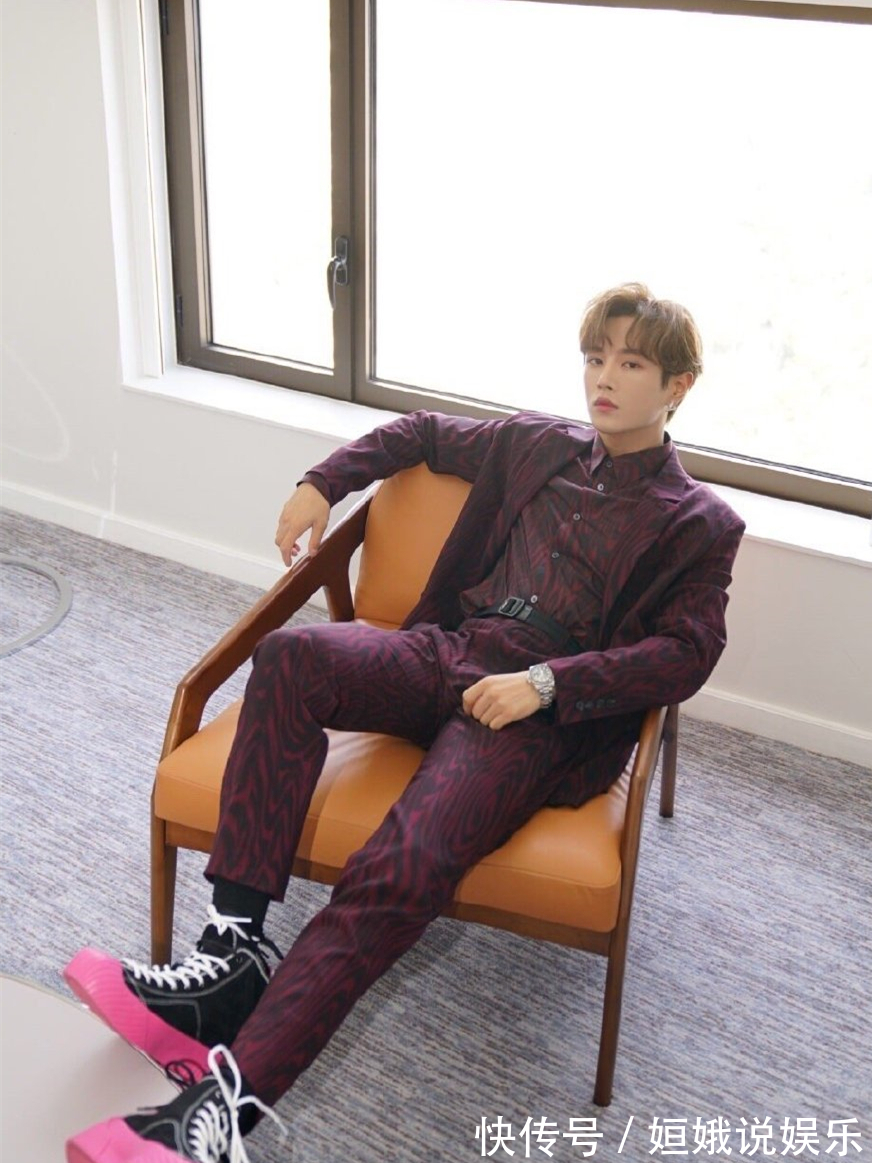 斑馬紋|李汶翰衣品成謎明明西裝造型這么帥，卻還硬要搭配熒光粉斗篷