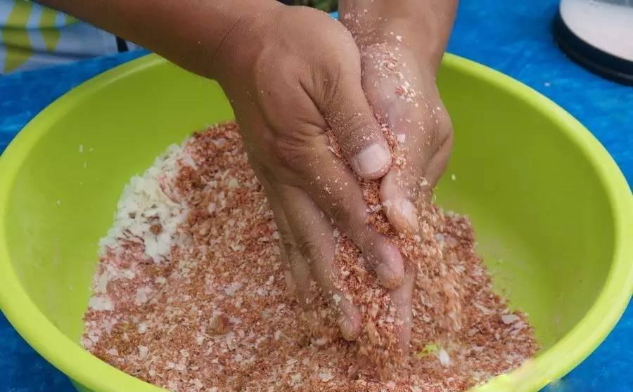 实在不会用商品饵,不妨试试鸭饲料,野钓这样用,不愁鱼不开口