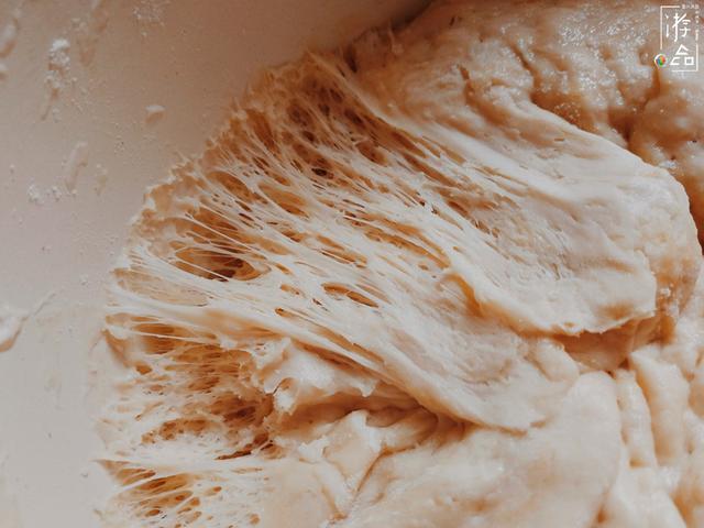 在家炸油条详细解析提前一天用温牛奶和面，下锅前必须使劲拉扯